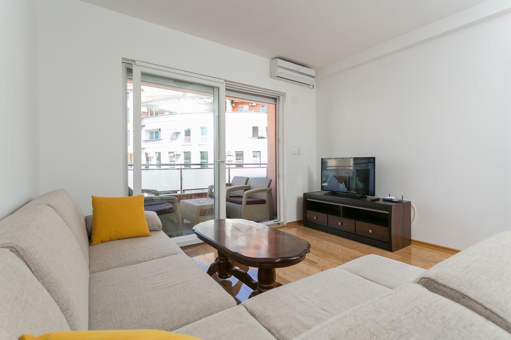 Apartment Center 2 *