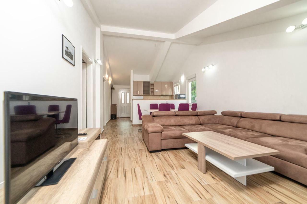 Apartment Center 2 *