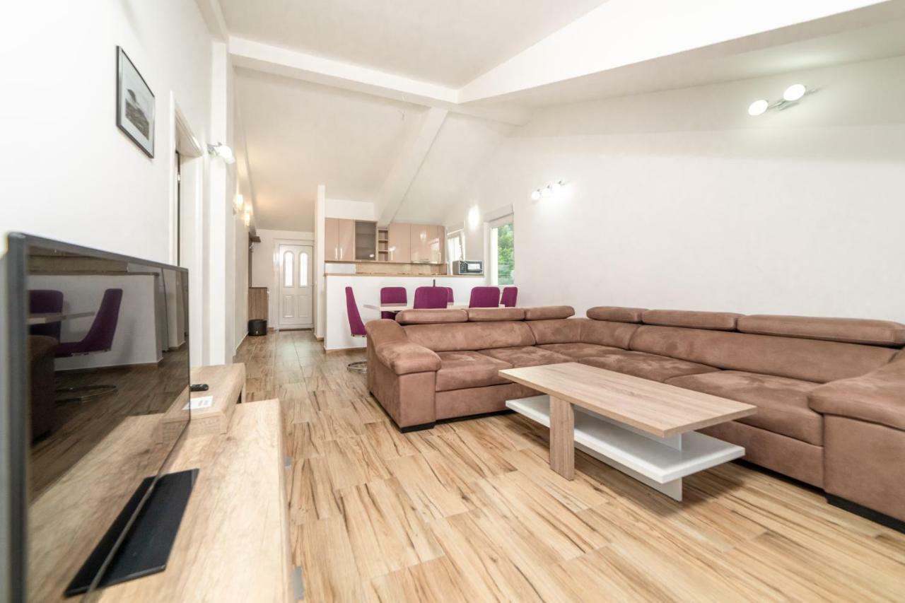 Apartment Center 2 *