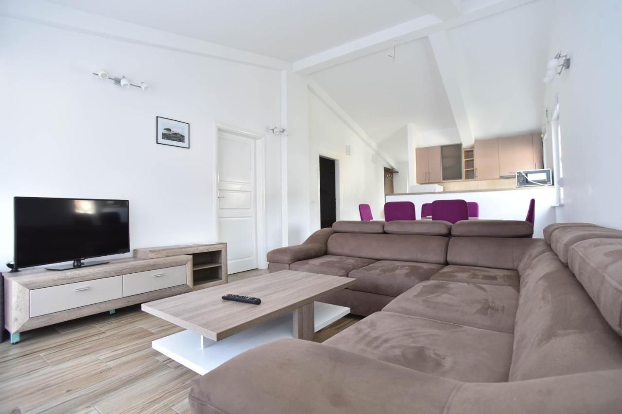 Apartment Center 2 *